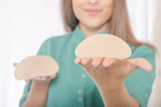 L’augmentation mammaire par implants